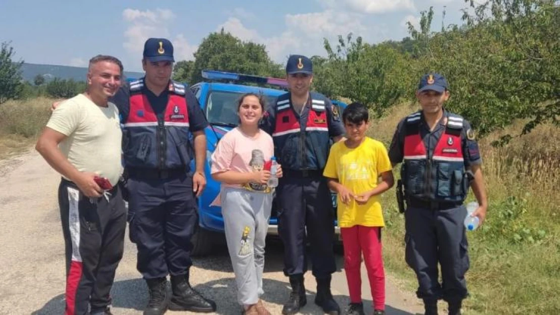 Kaybolan iki çocuğu 1 saat içinde bularak ailelerine teslim ettiler