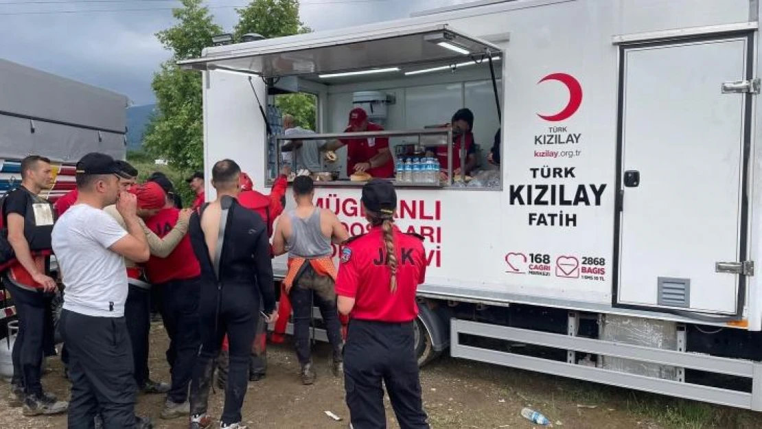 Kayıp operatörü arama çalışmalarına katılan 650 personele Kızılay'dan gıda desteği