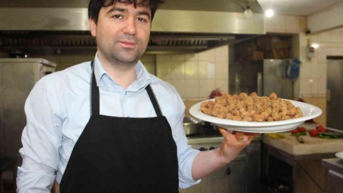 Kaymakam Türk Mutfağı Haftasında kolları sıvadı, kadınlarla birlikte mutfağa girdi