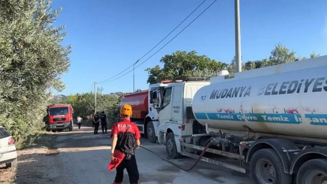 Kaynak makinesinden sıçrayan kıvılcım çiftliği küle çevirdi, o anlar dronla havadan görüntülendi