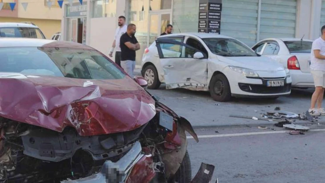 Kayseri'de 2 otomobil çarpıştı, 5 kişi yaralandı