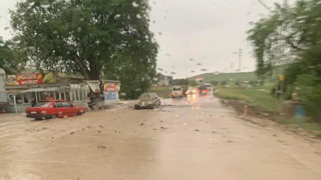 Kayseri'de sağanak yağış hayatı olumsuz etkiledi