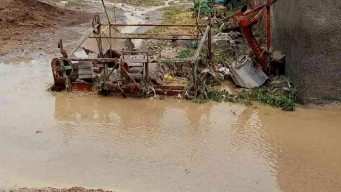 Kayseri'de şiddetli yağış hayatı olumsuz etkiledi, araçlar yolda kaldı