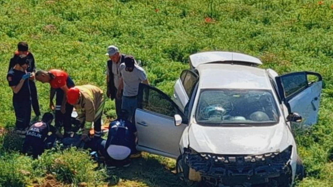 Kaza yapan araçta dili boğazına kaçan sürücüyü itfaiye amiri yaşama tutundurdu