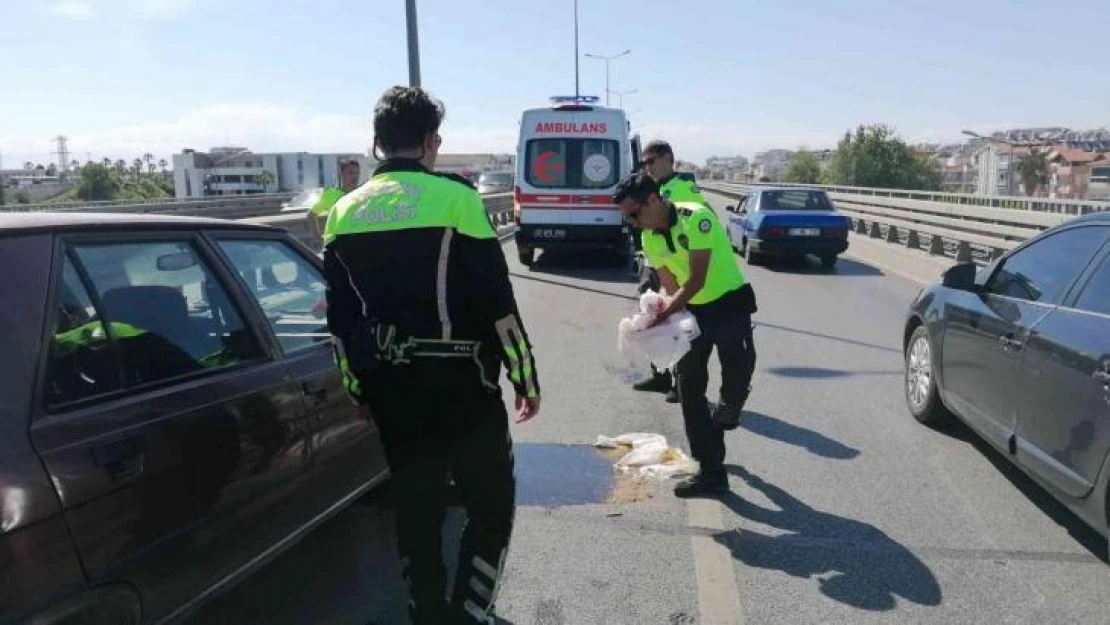 Kaza yapan araçtan yola dökülen yağı trafik polisi toz dökerek kapatmaya çalıştı