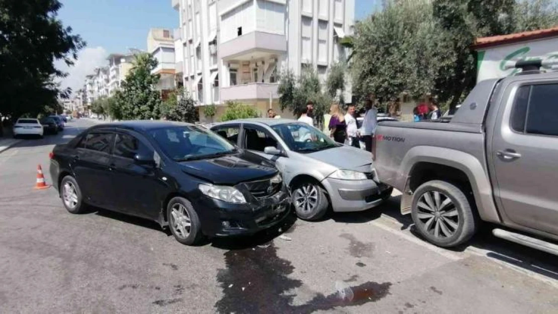 Kaza yapan otomobiller park halindeki kamyonete çarptı: 1 yaralı