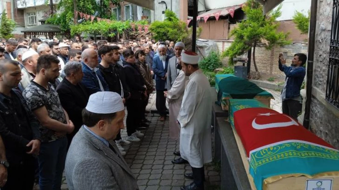 Kazada hayatını kaybeden anne ile oğlu son yolculuğuna uğurlandı