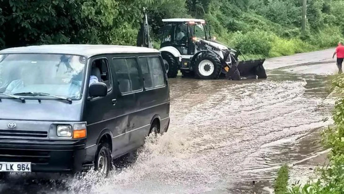 Kdz. Ereğli'de yoğun yağış yolları kapattı