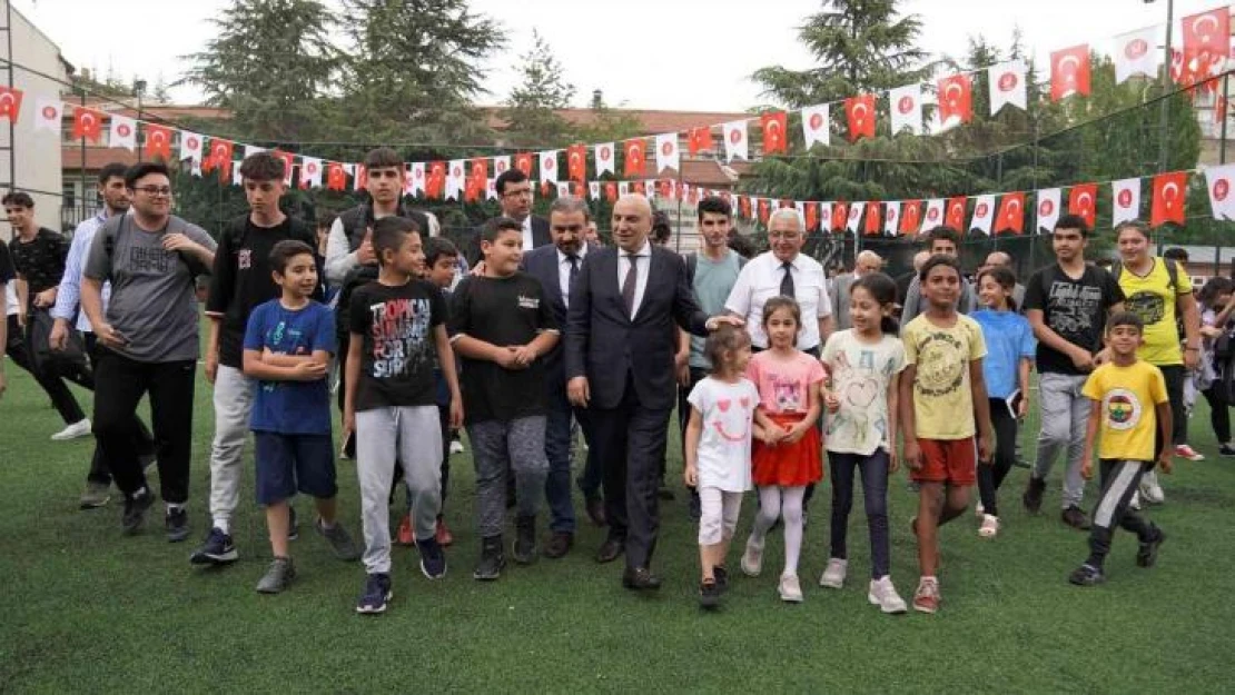 Keçiören Belediyesi'nden meslek lisesine halı saha