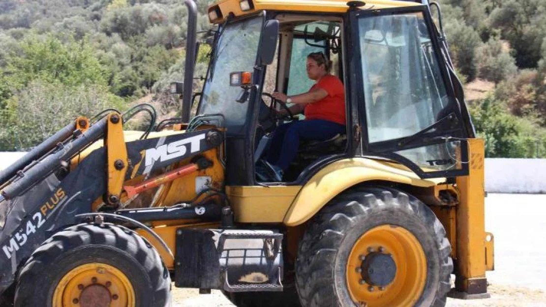 Kepçe operatörü Emine gelin, görenleri şaşırtıyor