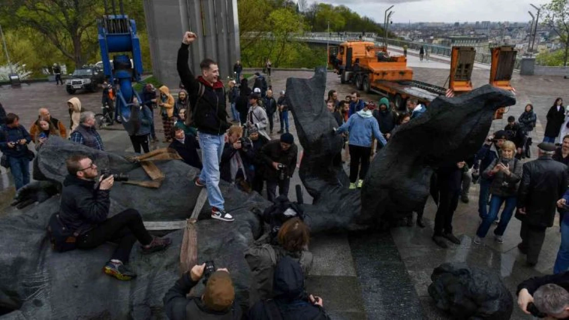 Kiev'de bulunan Rusya-Ukrayna Dostluk Anıtı yıkıldı