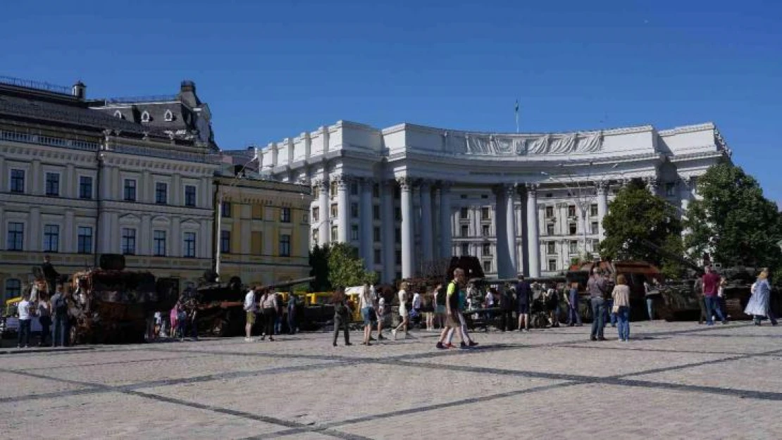 Kiev'de Rus ordusunun ele geçirilen askeri teçhizatları sergilendi