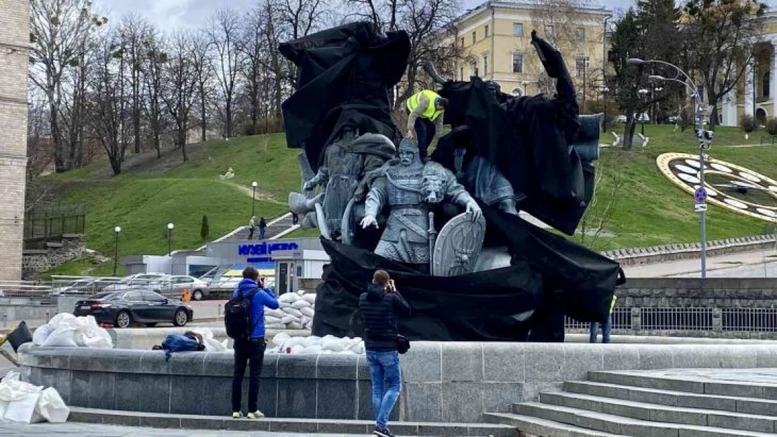 Kiev'in kurucuları heykeline kum torbalı koruma