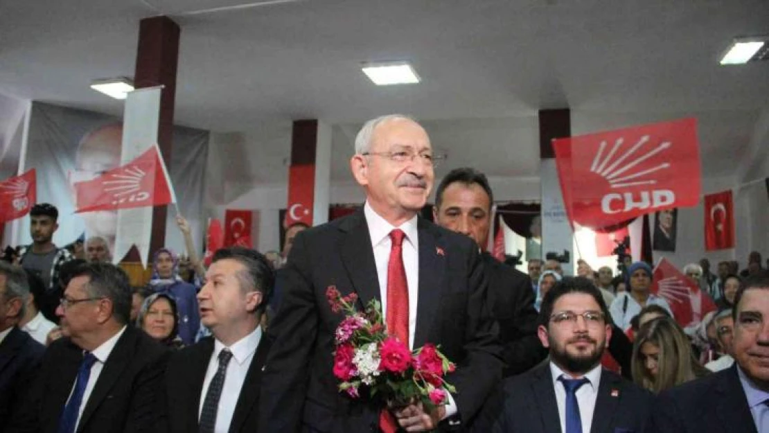 Kılıçdaroğlu, Bucak'ta partisine yeni katılanlara rozetlerini taktı