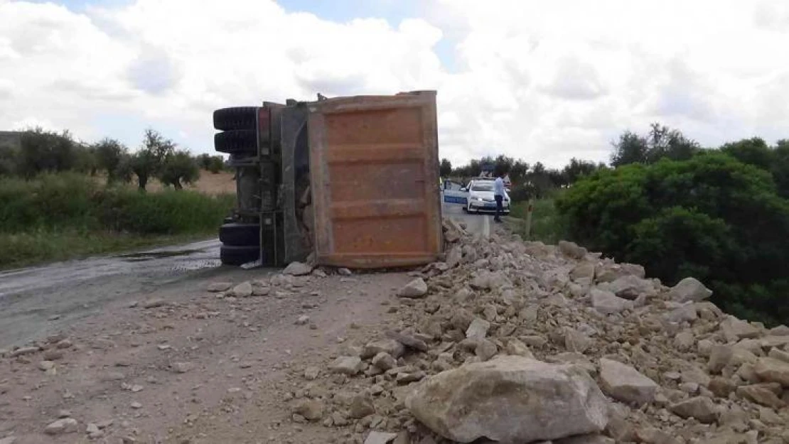 Kilis'te hafriyat kamyonu devrildi yol trafiğe 1.5 saat kapandı