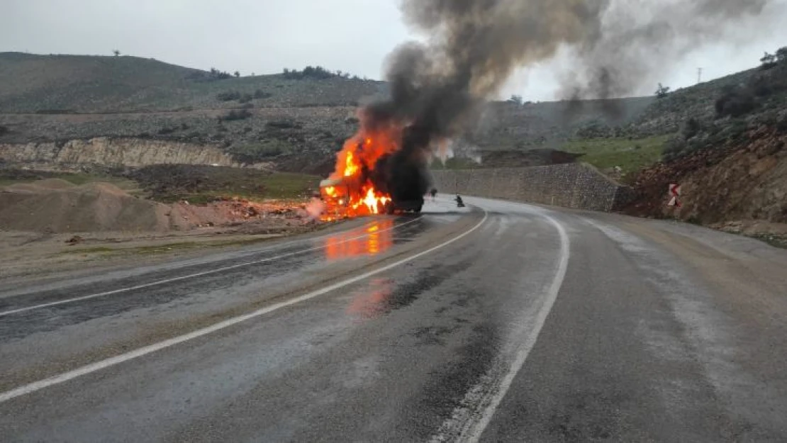 Kilis'te seyir halindeki tır alev topuna döndü