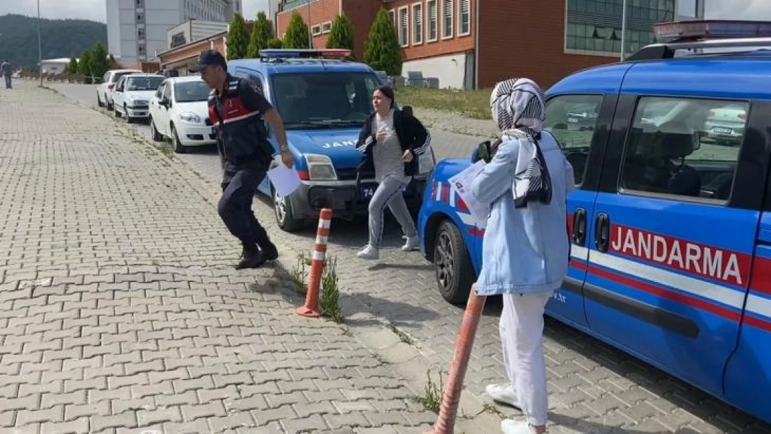 Kimliğini kaybeden öğrenciyi Jandarma sınava yetiştirdi