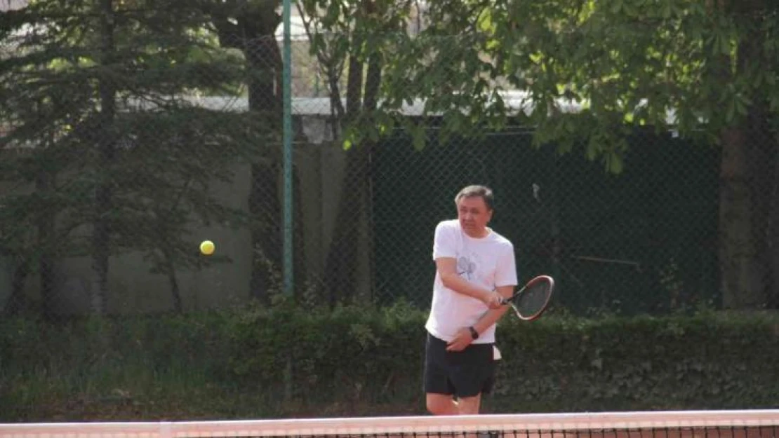 Kırgız Büyükelçi'den genç sporculara taş çıkartan tenis performansı