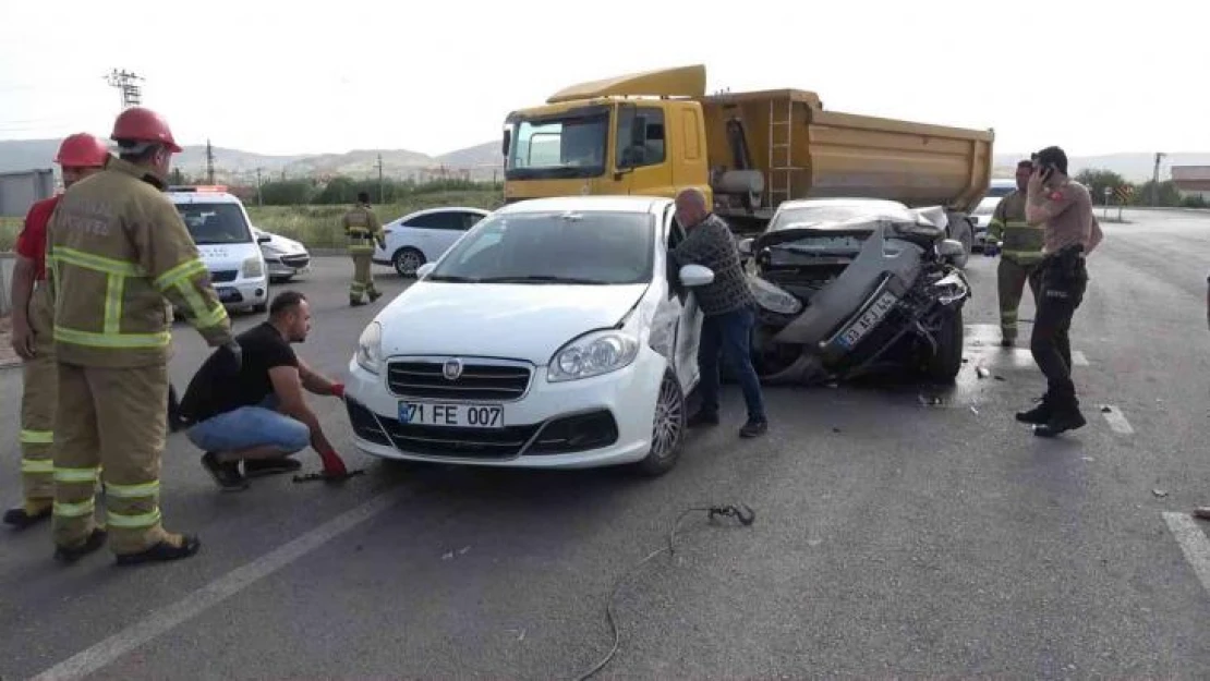 Kırıkkale'de iki otomobil çarpıştı: 5 yaralı