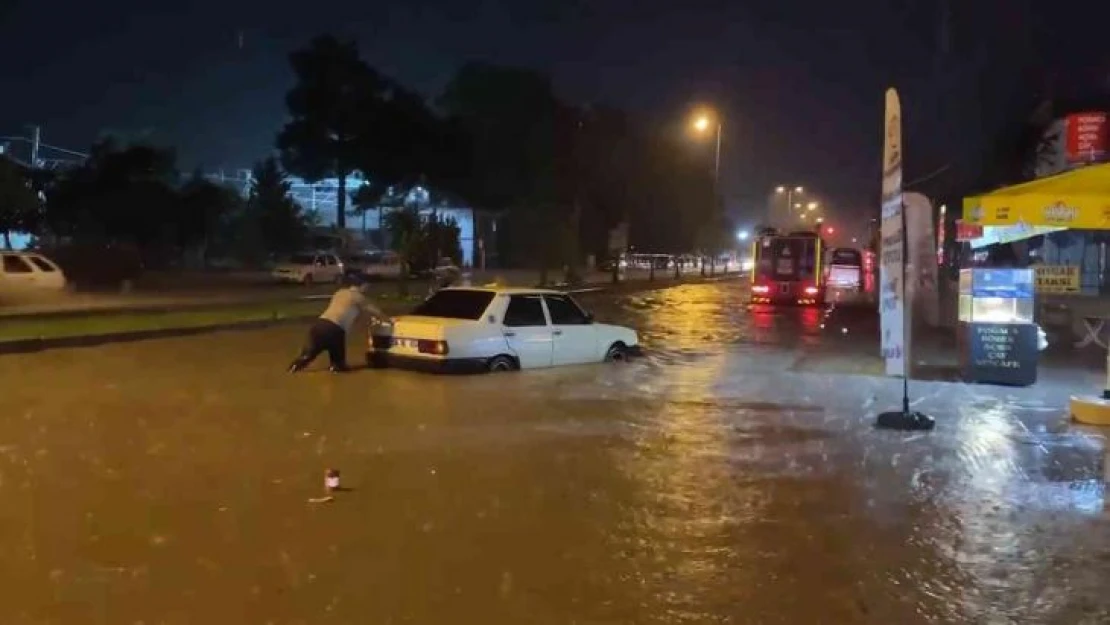 Kırıkkale'de şiddetli yağmur hayatı felç etti