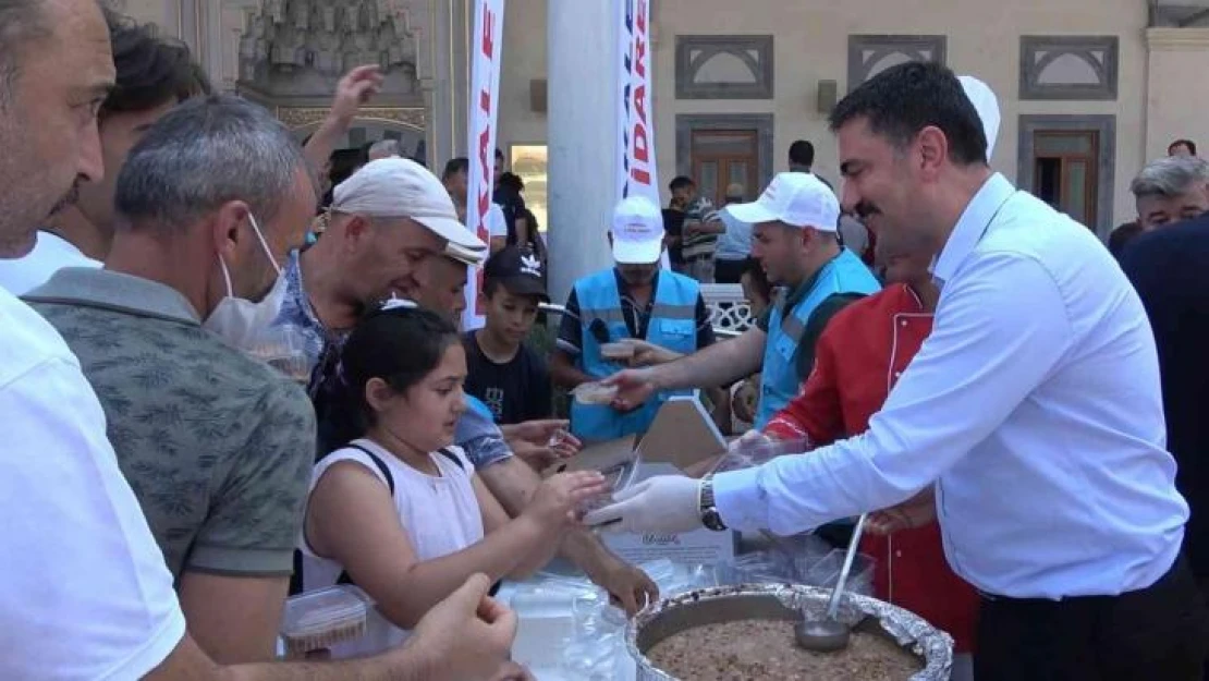 Kırıkkale'de vatandaşlara aşure ikram edildi