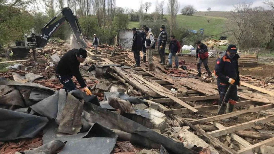 Kırklareli'nde ağıl çöktü: 1 çoban yaralandı, 40 hayvan telef oldu