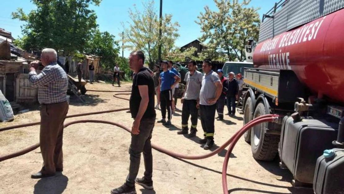 Kırklareli'nde çıkan yangın ambarı küle çevirdi