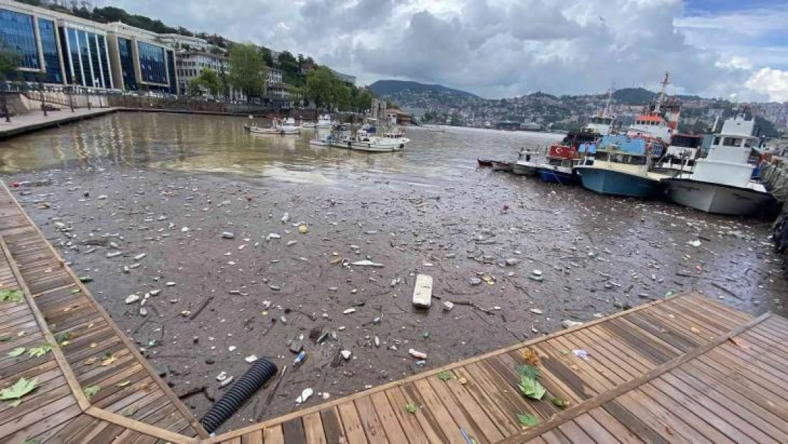 Kırmızı alarmın verildiği kentte çöpler limana doldu