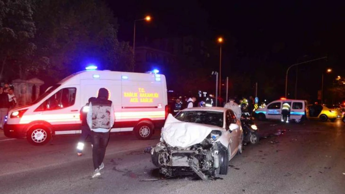 Kırmızı ışık ihlali yapan alkollü sürücü minibüsle çarpıştı: 3 yaralı