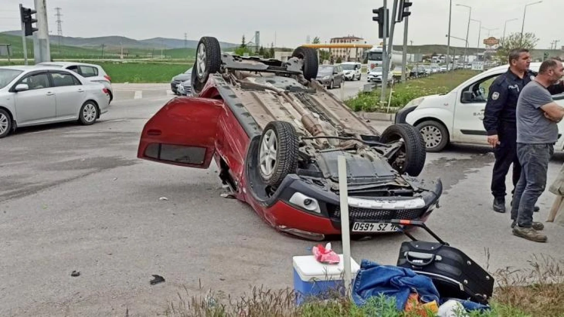 Kırmızı ışıkta bekleyen araca çarpan otomobil ters döndü: 3'ü çocuk 4 yaralı