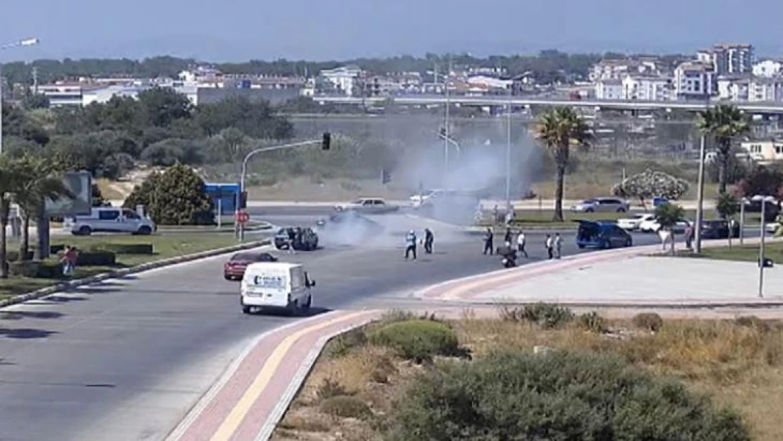 Kırmızı ışıkta bekleyen otomobil alev alev yandı, araç sahibi kendini yerden yere atıp dövündü