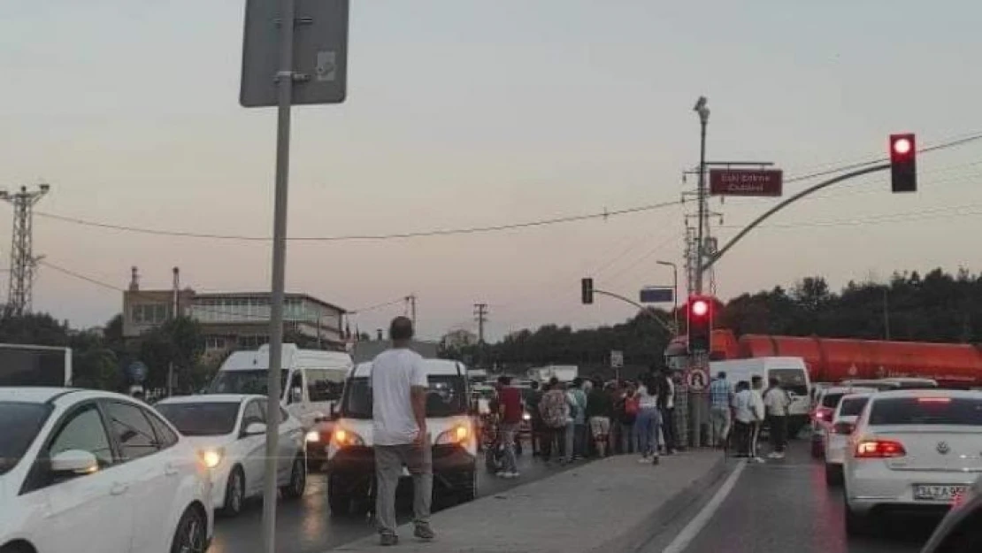 Kırmızı ışıkta geçen İETT aracı zincirleme kazaya neden oldu