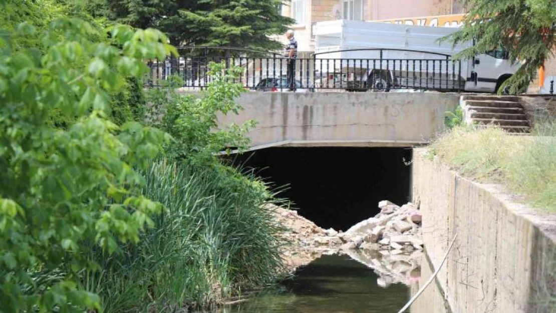 Kırşehir Belediyesi, molozları Kılıçözlü deresine attı