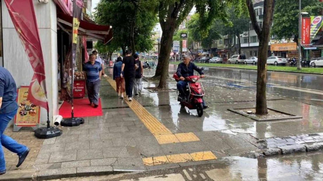 Kısa süreli sağanağa vatandaş hazırlıksız yakalandı