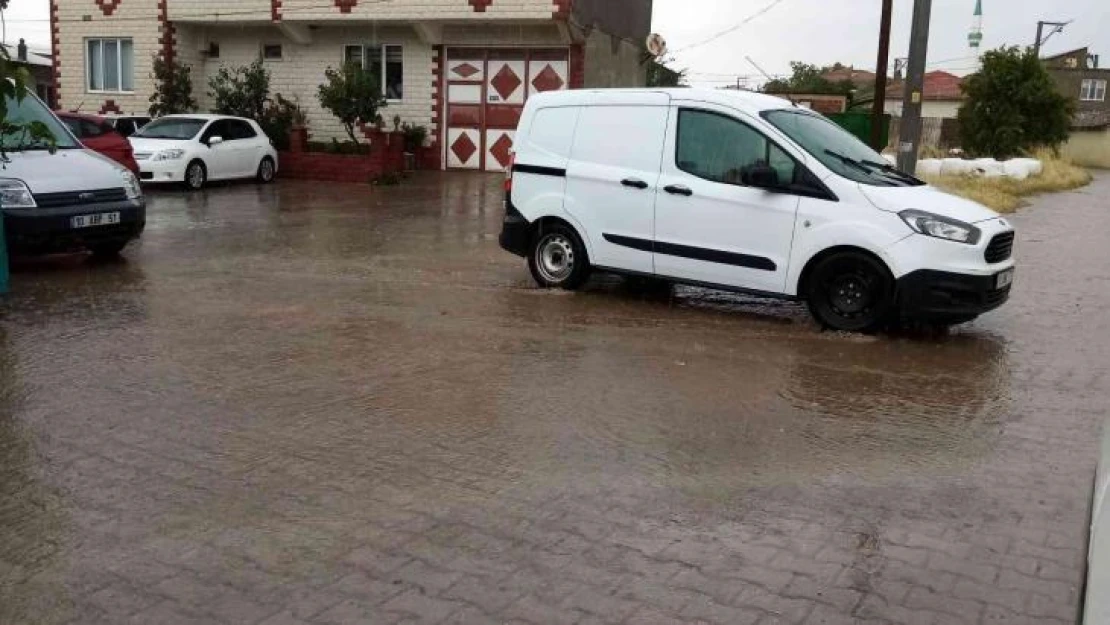 Kısa süreli yağış, mahalleyi göle döndürdü