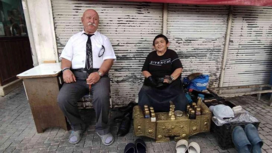 Kısacık boyuyla yarım asırdır ayakkabı boyuyor