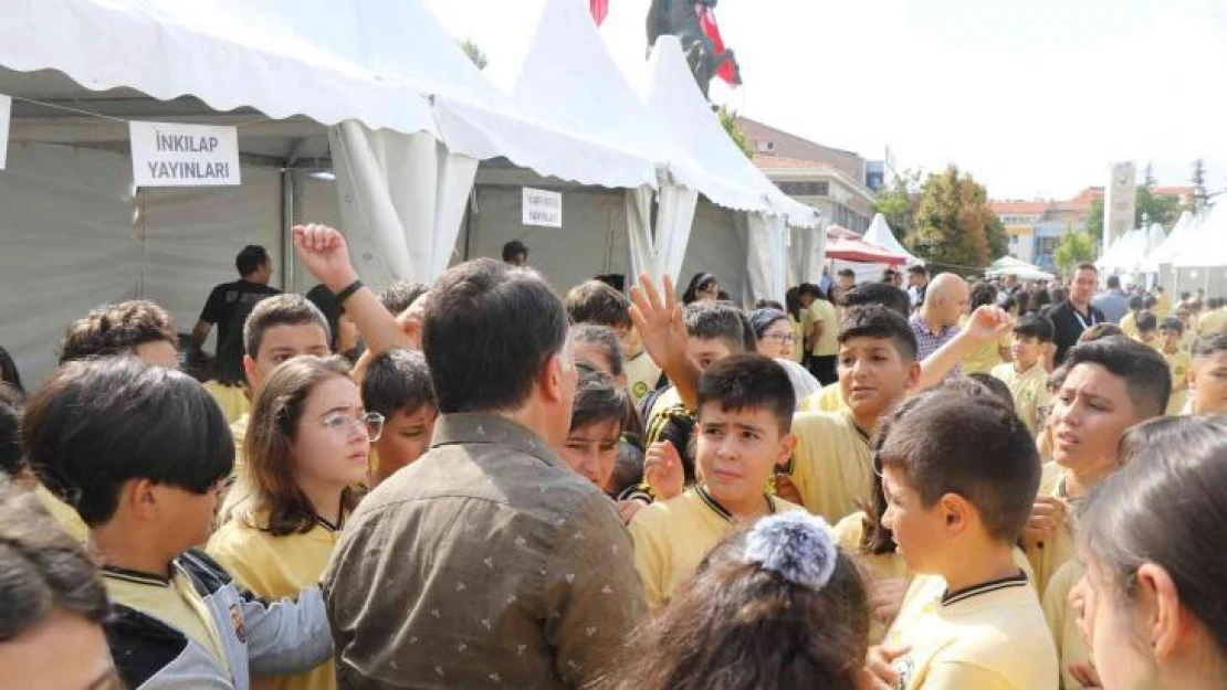 Kitap Fuarı açılışında 'Hediye Çeki' çılgınlığı