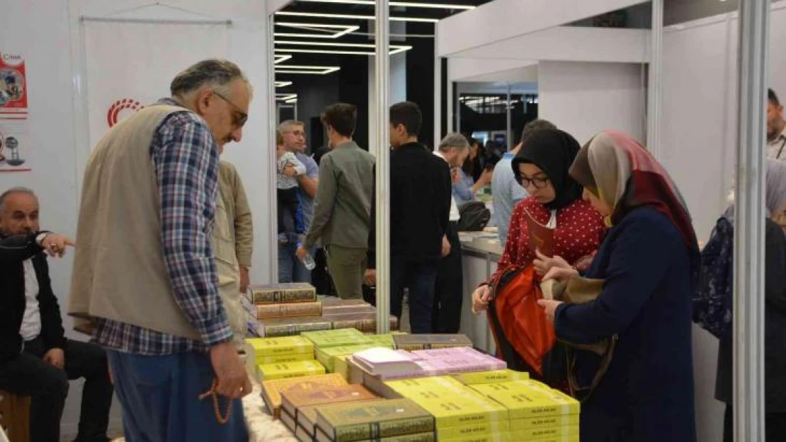 Kitap Fuarı'nda İhlas Medya Grubu standına yoğun ilgi