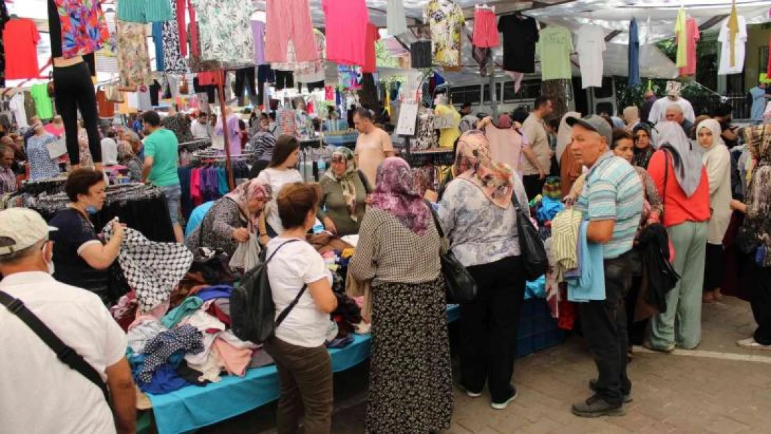 Kıyafet tezgahlarında yoğunluk yaşanıyor