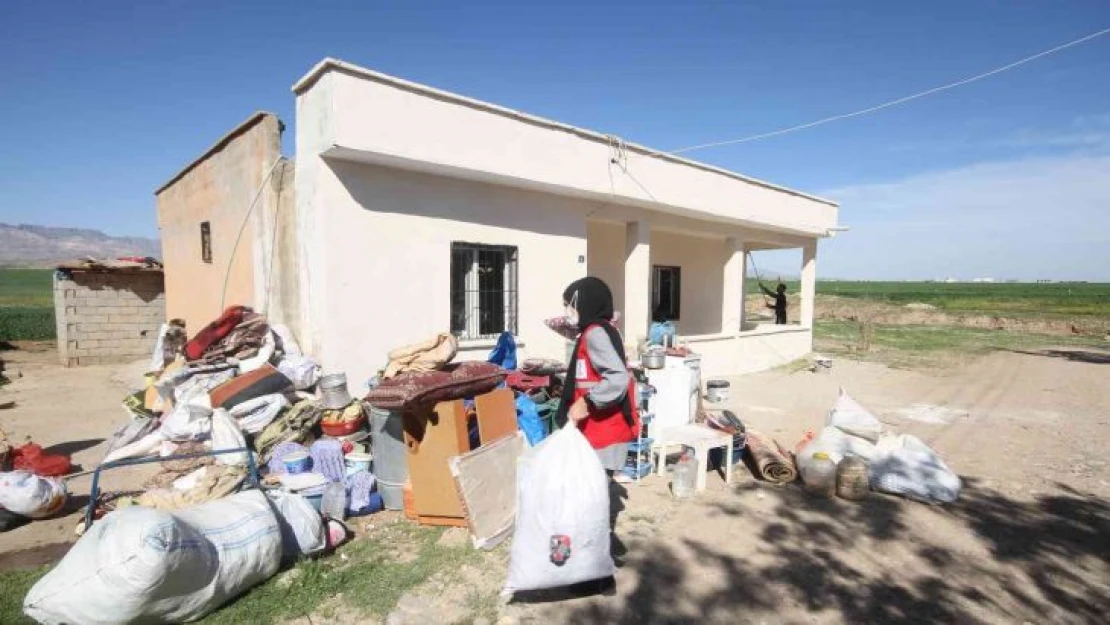 Kızılay ekibi, Silopi'de mağdur ailenin evini baştan onardı