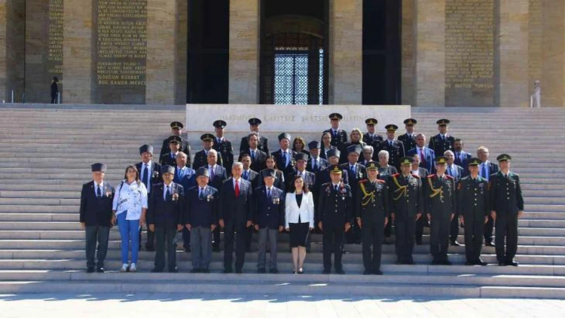 KKTC Büyükelçiliği çalışanları Barış ve Özgürlük Bayramı'nın 48'inci yılında Anıtkabir'de