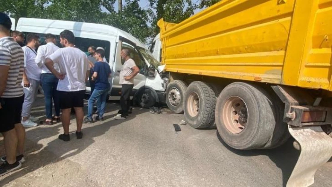 Kocaeli'de işçi servisi ile kamyon çarpıştı: 7 yaralı