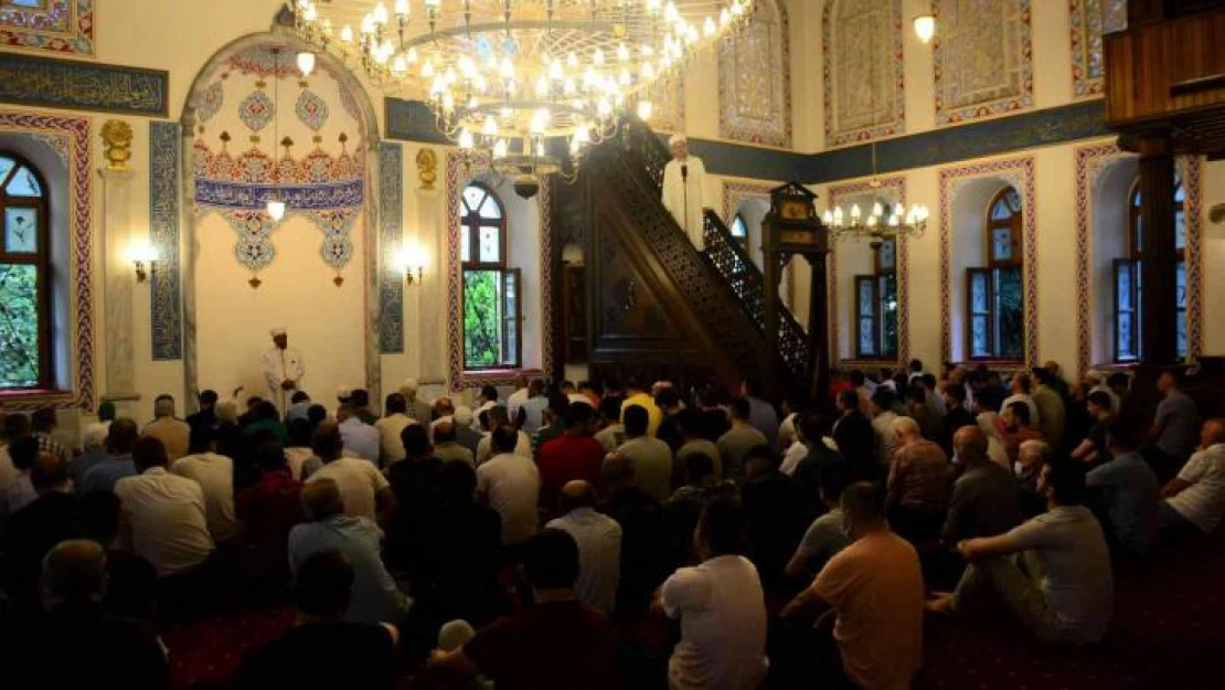 Kocaeli'de vatandaşlar bayram namazı için camilere akın etti