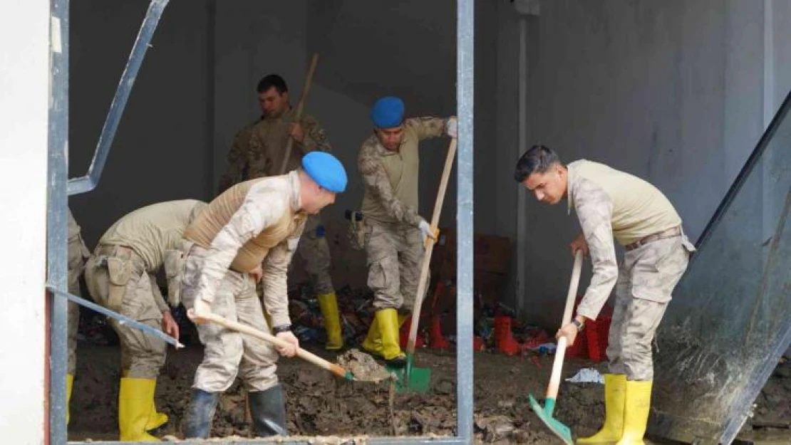 Komandolar, sel sonrası balçıkla kaplanan ev ve işyerlerini temizliğe başladı