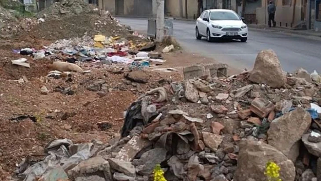 Konak Belediyesine yol tepkisi: 'Çukurlardan yolda yürüyemez olduk'