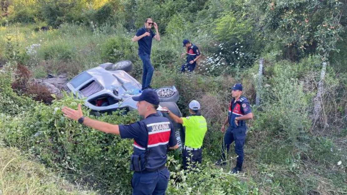 Kontrolden çıkan hafif ticari araç şarampole yuvarlandı