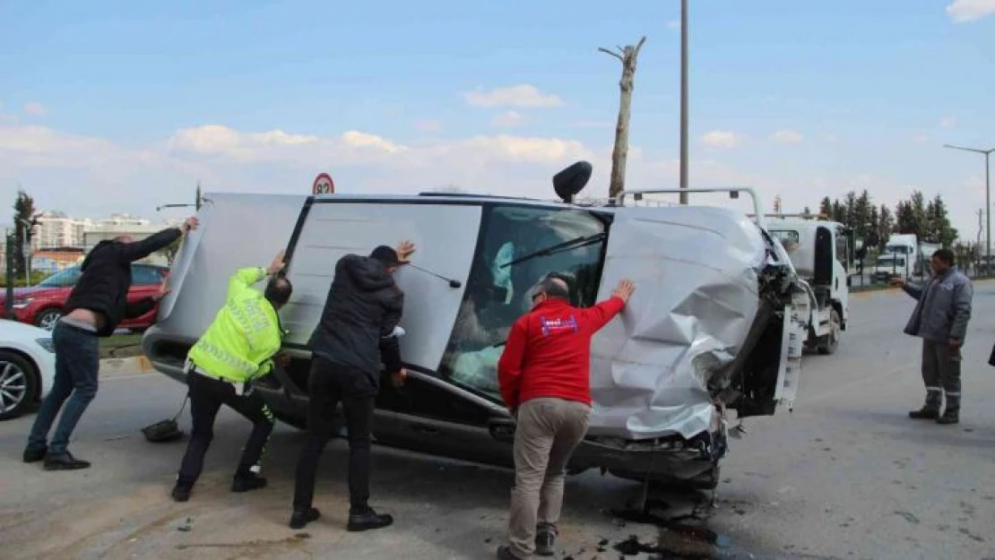 Kontrolden çıkan kamyonet önce bariyerlere çarptı, sonra yan yattı