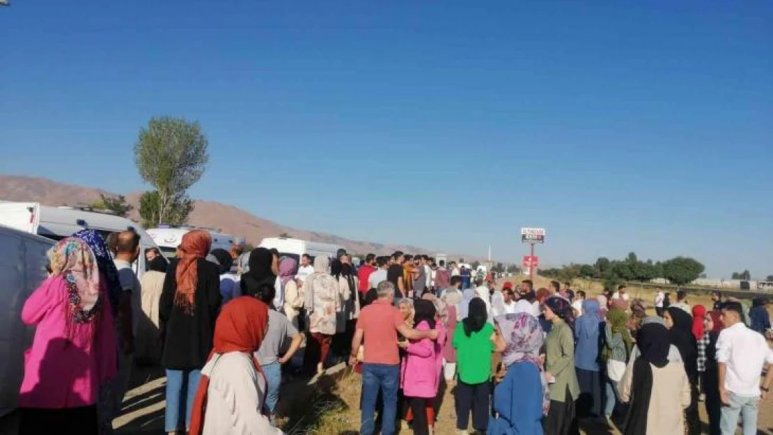 Kontrolden çıkan minibüs yan yattı: 13 yaralı