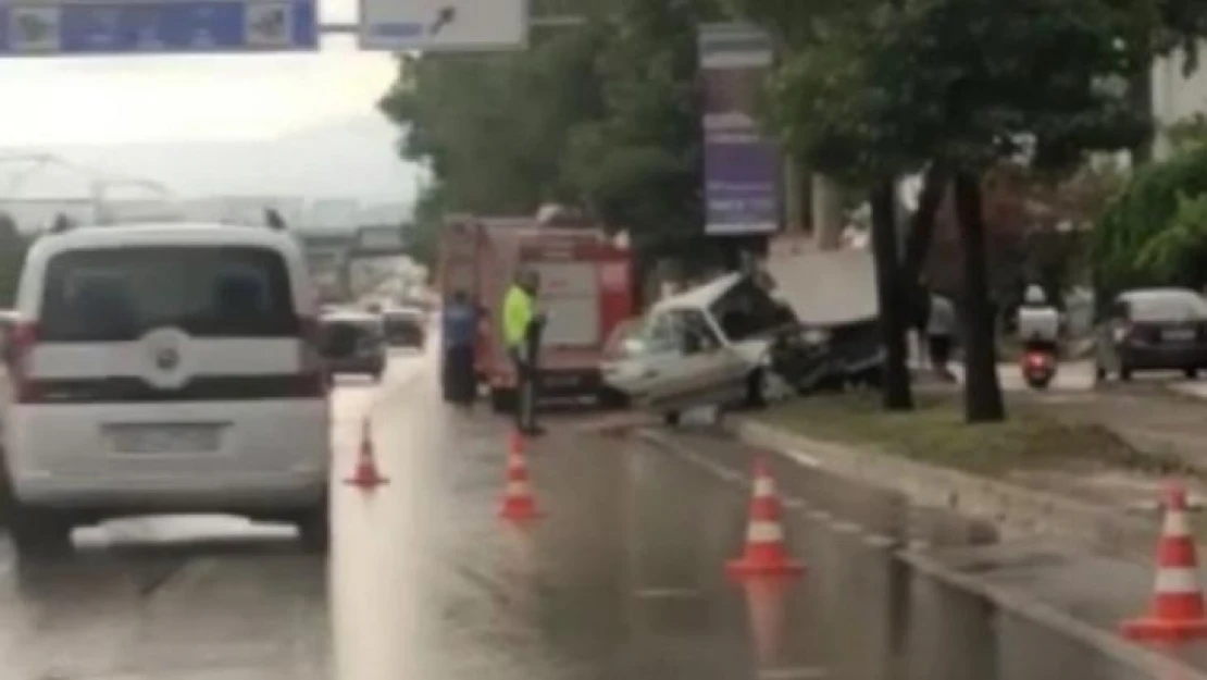 Kontrolden çıkan otomobil ağaca çarptı: 2 ölü