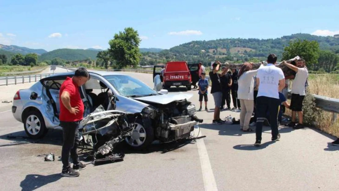 Kontrolden çıkan otomobil bariyerlere çarptı: 1 ölü, 1 yaralı